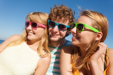 Grup arkadaşları erkek iki kız açık eğleniyor