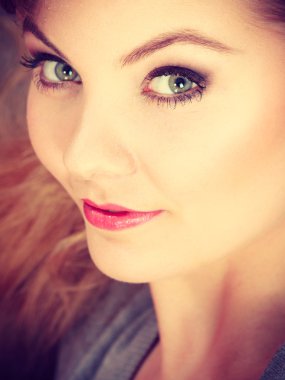 Yerde yatarken genç neşeli Bayan.