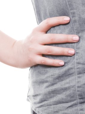 Kadın pembe jel çivi sunar.