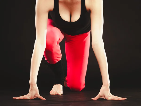 Vältränad tjej stretching värmer upp. — Stockfoto