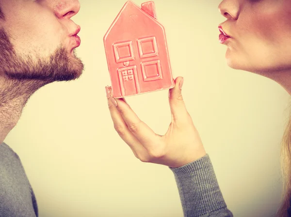 Pareja compartir besos con casa símbolo . — Foto de Stock