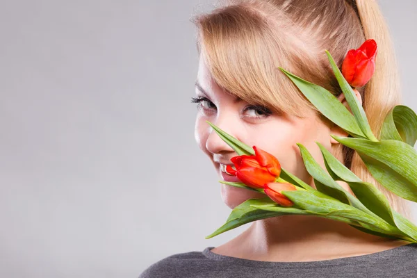 Mädchen mit Tulpe fühlen Verbindung zur Natur. — Stockfoto