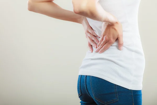 Mal di schiena. Giovane donna che soffre di mal di schiena — Foto Stock