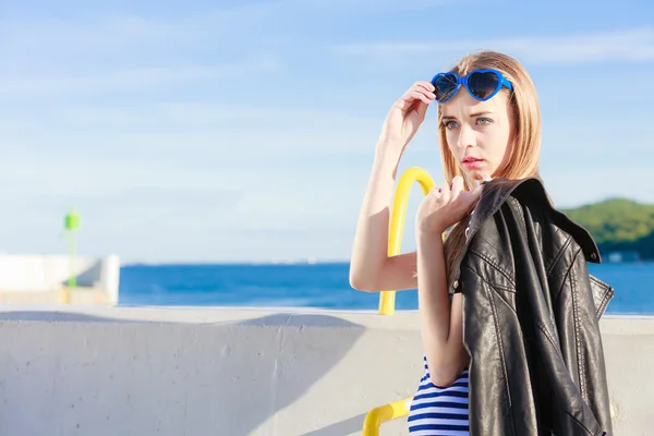 Mujer rubia en marina —  Fotos de Stock