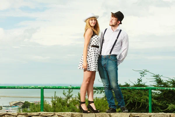 Pareja cariñosa estilo retro coqueteando al aire libre — Foto de Stock