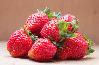 Ahşap masa üzerinde kırmızı taze çilek meyve.