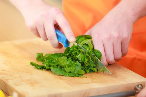 Hombre preparando verduras ensalada corte lechuga —  Fotos de Stock