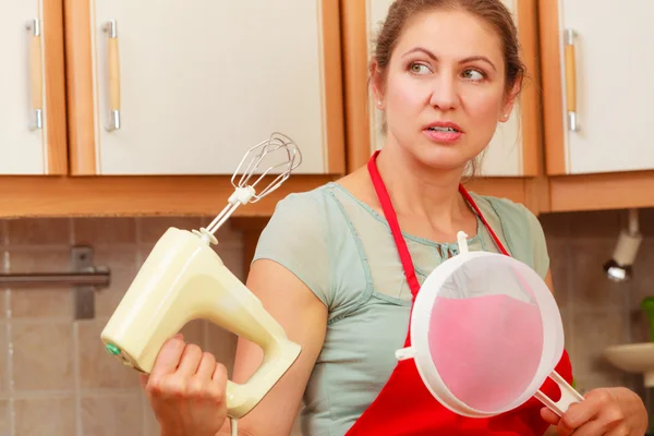 Dona de casa com misturador se divertindo na cozinha . — Fotografia de Stock