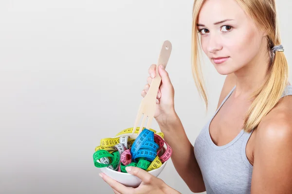 Dieet. Meisje met kleurrijke meten tapes in kom — Stockfoto