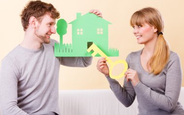 Çift anahtar ve ev kesik holding. 