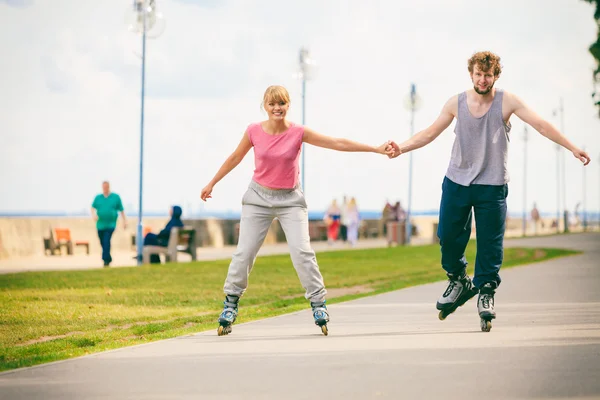 Jovens ativos amigos rollerskating ao ar livre . — Fotografia de Stock