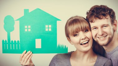 Genç çift gösteren modeli.