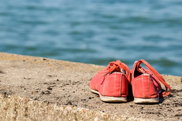 Paire de chaussures en bord de mer . — Photo