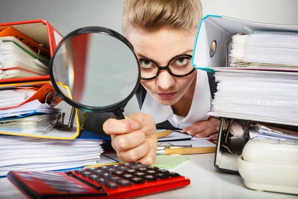 Verrückte Bürodame am Schreibtisch. — Stockfoto