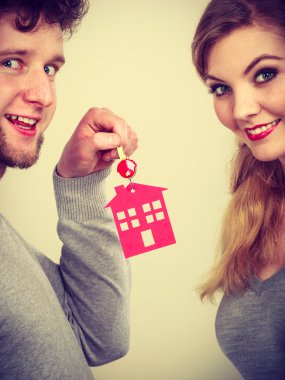 Evin anahtarları ile Çift.