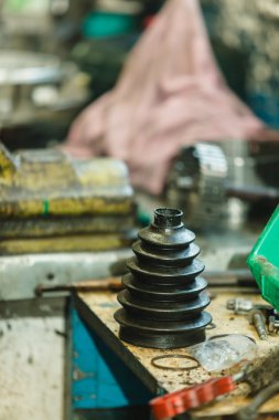 Araba dururken, atölye.