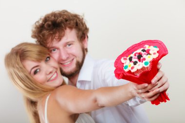 Mutlu çift şeker demet çiçekler ile. Aşk.