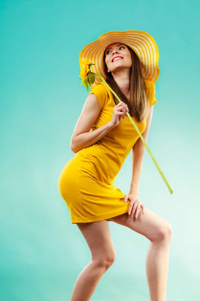 Retrato mujer atractiva con girasol —  Fotos de Stock