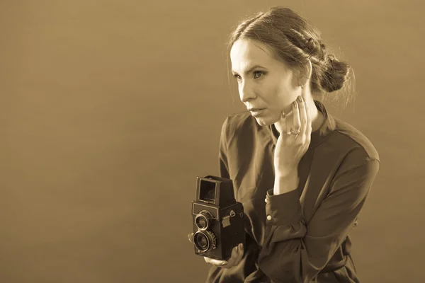 Mujer tomando fotos con cámara vieja —  Fotos de Stock