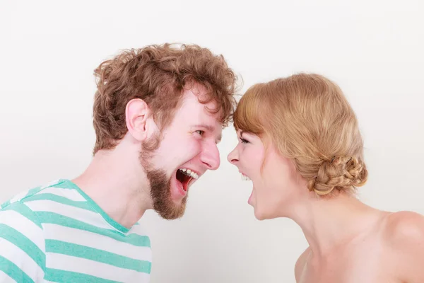 Boos vrouw en man schreeuwen tegen elkaar. — Stockfoto