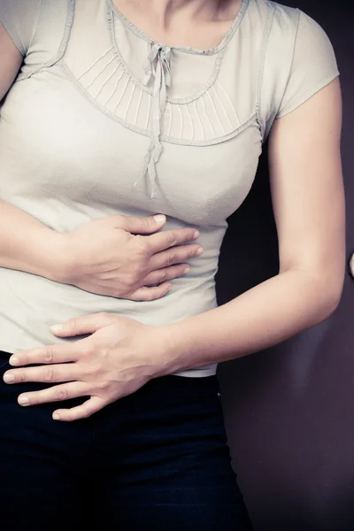 Mujer siente dolor dolor — Foto de Stock