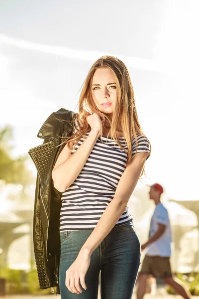 Vrouw casual stijl op stad straat — Stockfoto