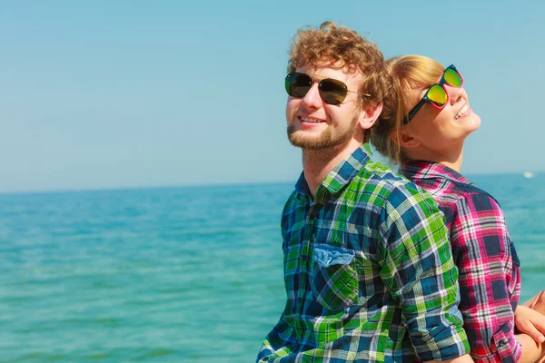 Туристическая пара отдыхает на морском побережье — стоковое фото