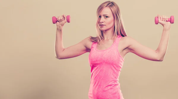 Mulher fitness exercitando-se com halteres . — Fotografia de Stock