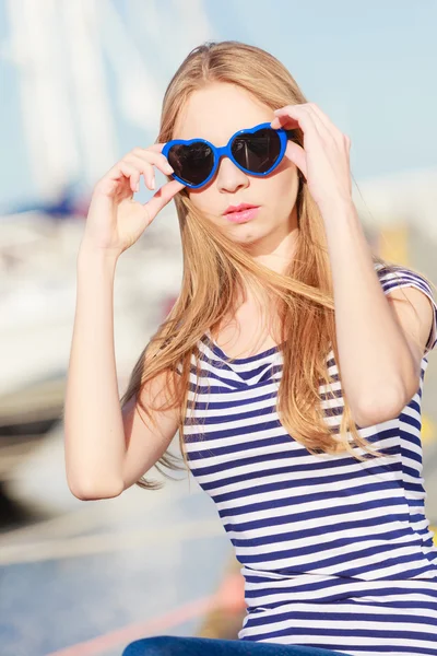 Femme dans la marina contre des yachts dans le port — Photo