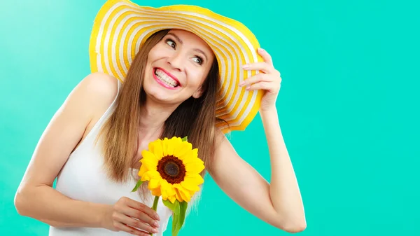 Portrét atraktivní žena s slunečnice — Stock fotografie