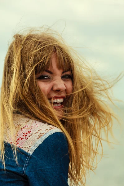 Yaz esintisi sahil tarafından zevk kız — Stok fotoğraf