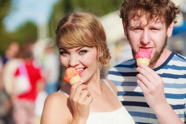Pareja comiendo un helado fotos de stock, imágenes de Pareja comiendo un helado sin royalties | Depositphotos Pareja comiendo un helado fotos de stock, imágenes de Pareja comiendo un helado sin royalties | Depositphotos