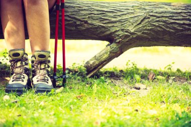 Toprak yolda seyahat eden kişi.