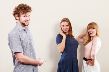 İki kadın adam hakkında dedikodu konuşmak.