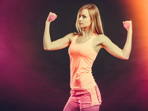 Fitness ragazza sportiva sollevamento pesi — Foto Stock