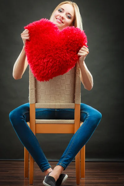 Femeie care ține inima în formă de pernă simbol de dragoste — Fotografie, imagine de stoc