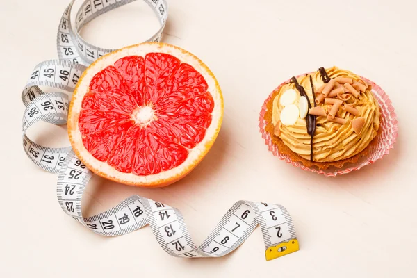 Jeruk dan kue dengan pita pengukur. Diet — Stok Foto