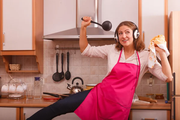 Домохозяйка готовит на кухне — стоковое фото