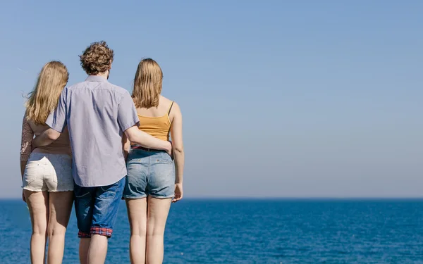 Trois jeunes amis par mer océan . — Photo