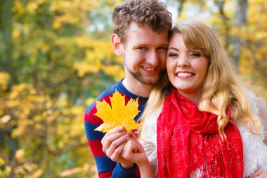 Çift yaprak sonbahar Park ile oynarken