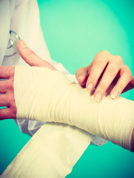 Läkare bandage Stukad handled. — Stockfoto