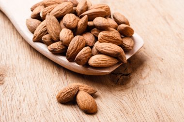 Tahta kaşıkta badem.