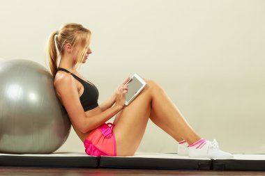 Tablet pc ile katta oturan uygun kadın