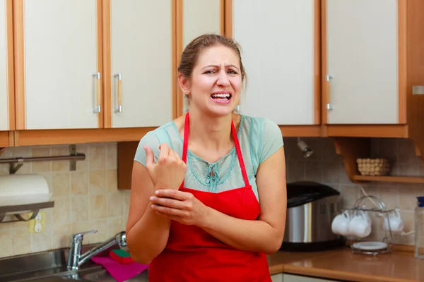 Woman checking pulse on wrist. — Stock Photo, Image