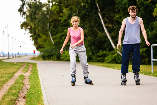 Giovani casualmente rollblading insieme . — Foto Stock