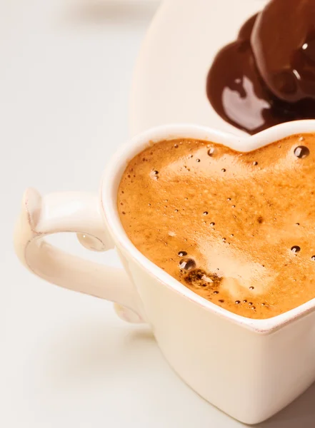 Primer plano de la taza de café y pastel de chocolate . — Foto de Stock