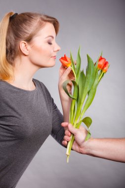 Sevimli kadın çiçek hissediyorum barış kokan.