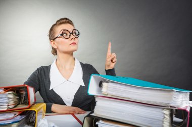 Duygusuz sekreter yukarıda işaret.