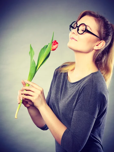 Affascinante donna odore di fiore sentire la pace . — Foto Stock