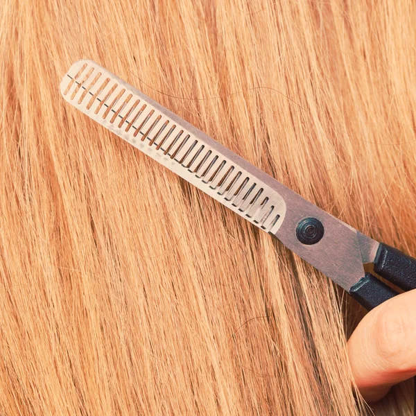 Detalle de cerca. Tijeras especiales para cortar el cabello . — Foto de Stock